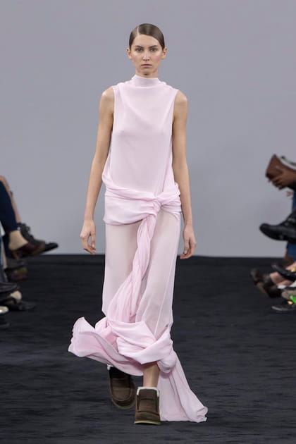 Robe drap&eacute;e rose p&acirc;le&nbsp;aper&ccedil;ue sur le d&eacute;fil&eacute; JW Anderson