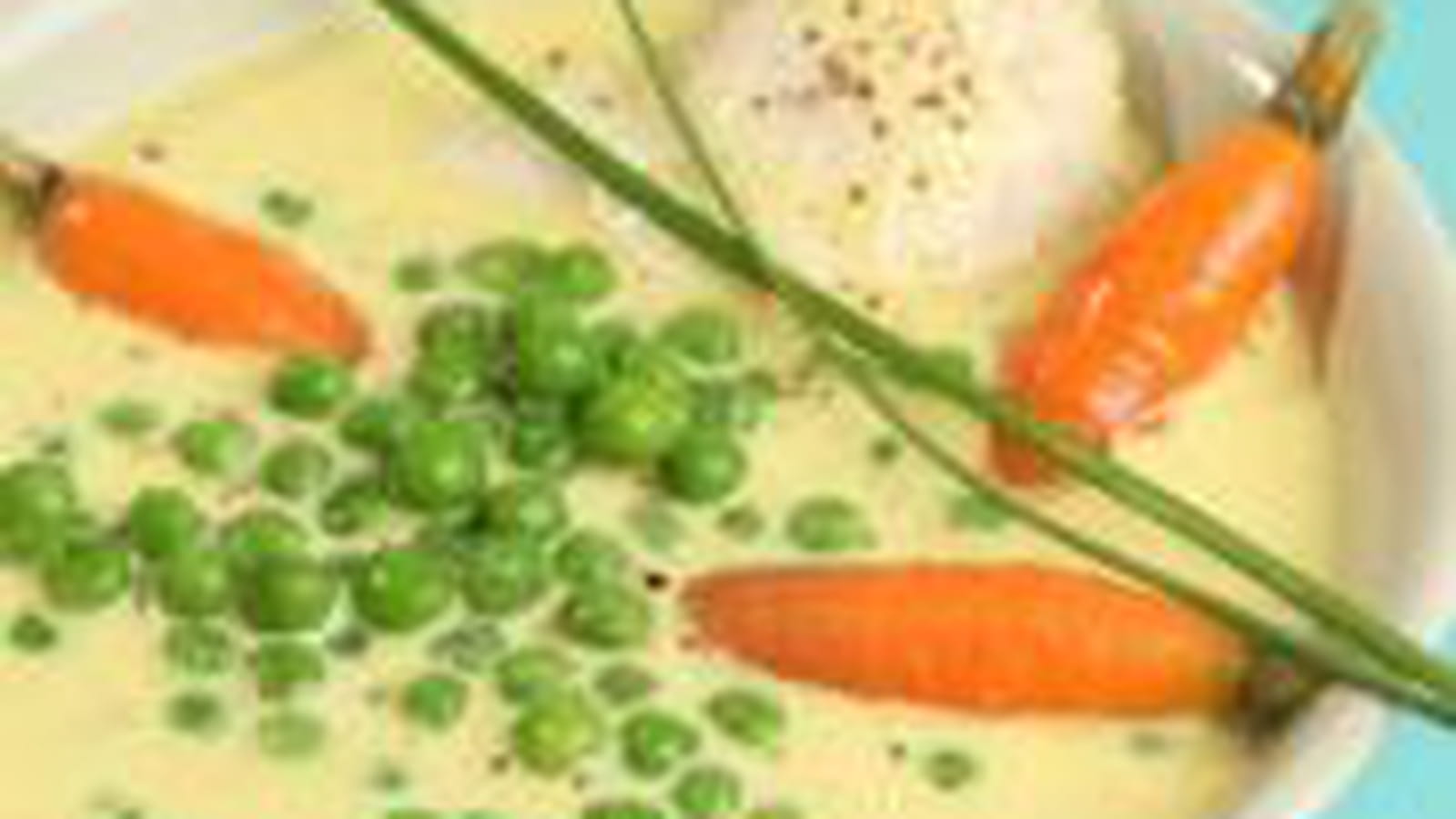 Nage de blancs de poulet, petits pois doux et carottes au lait de coco