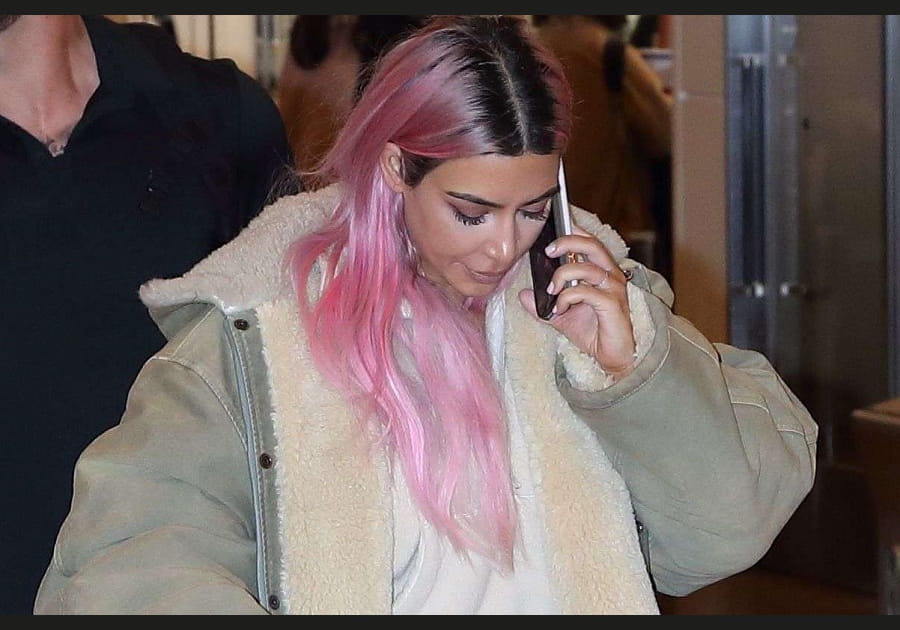 Les cheveux roses et racines noires de Kim Kardashian