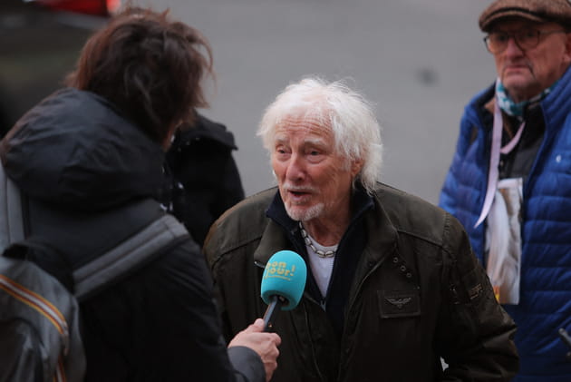 Hugues Aufray arrive &agrave; l'&eacute;glise Saint-Roch pour l'hommage &agrave; Brigitte Bardot