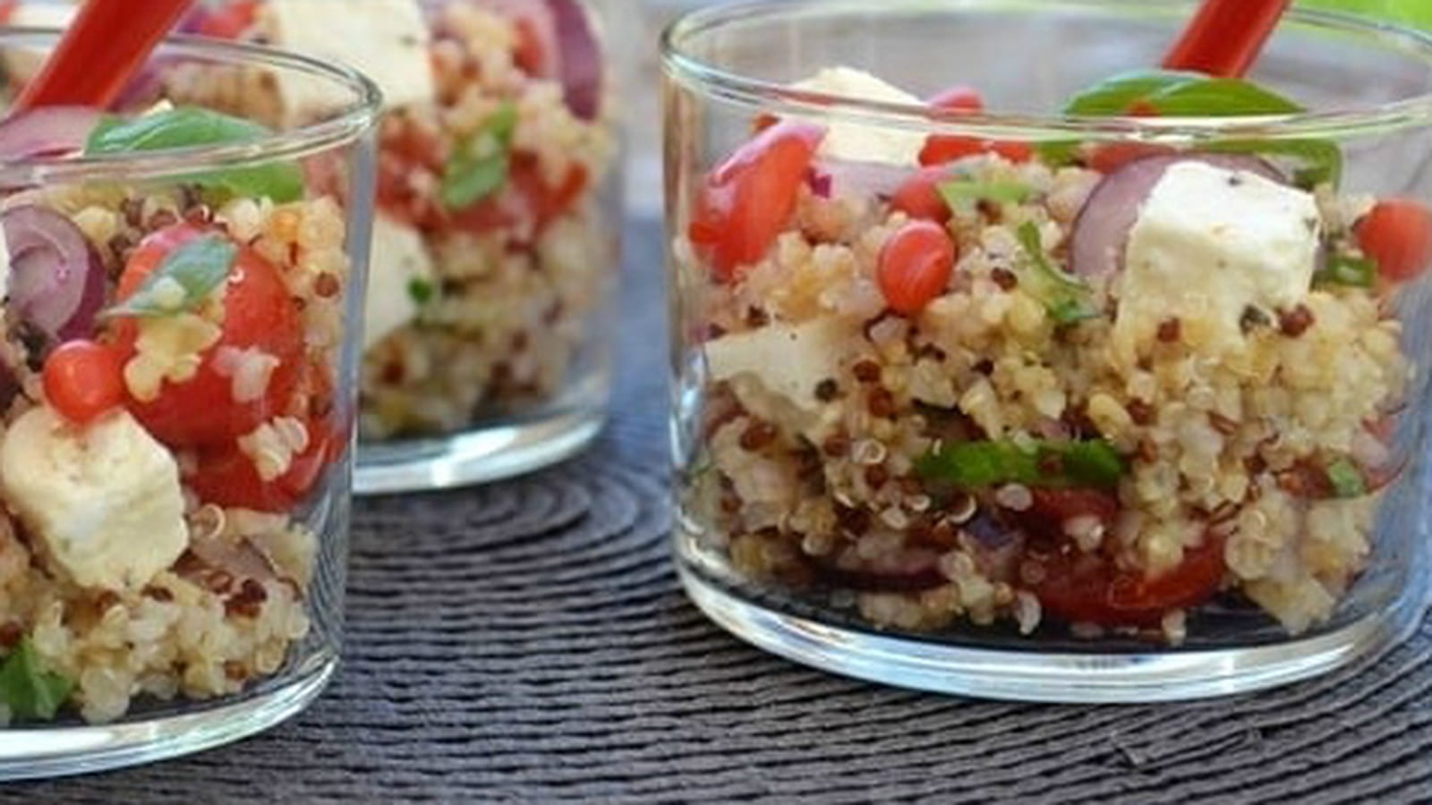 Verrines de salade de quinoa et boulgour aux baies de goji, feta, oignon rouge et citron