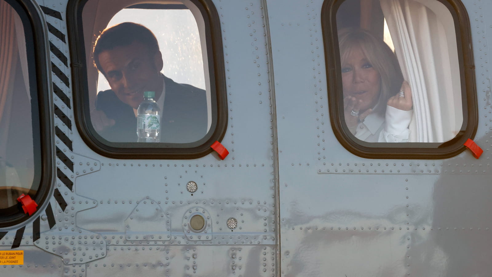 Les Macron, dans l'avion à destination de Munich, en Allemagne