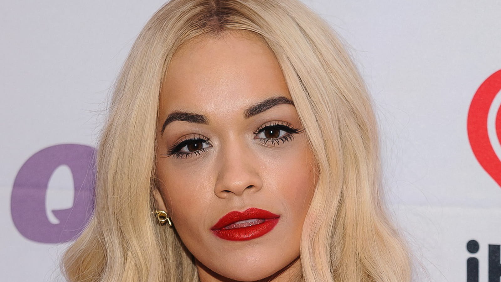 Rita Ora, cheveux longs