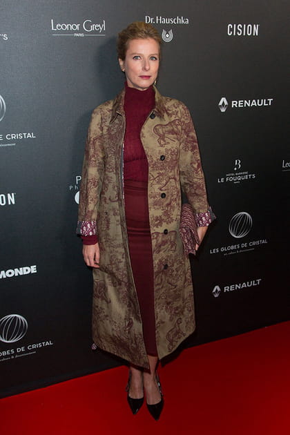 Karin Viard en jupe fourreau bordeaux et manteau imprimé