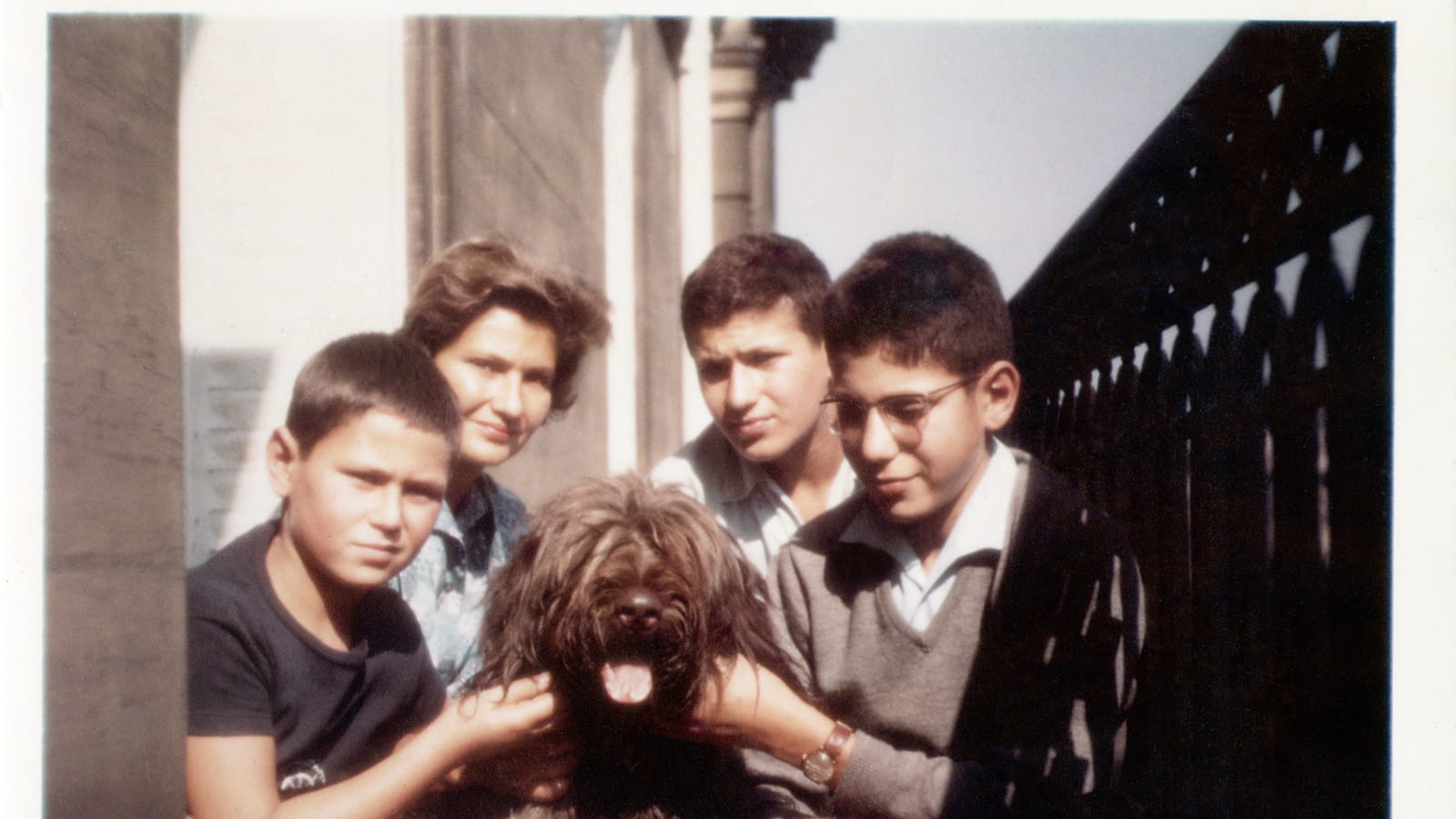 Simone et ses trois fils, rue Danton, années 60 