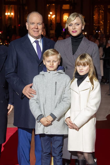 Albert, Charlene et leurs jumeaux &agrave; Monaco&nbsp;: Photo de famille sur la place du Casino