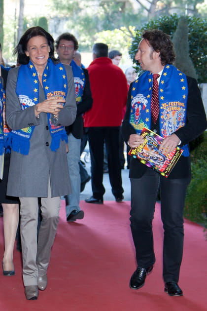 St&eacute;phanie de Monaco en manteau longueur trois-quarts et pantalon gris