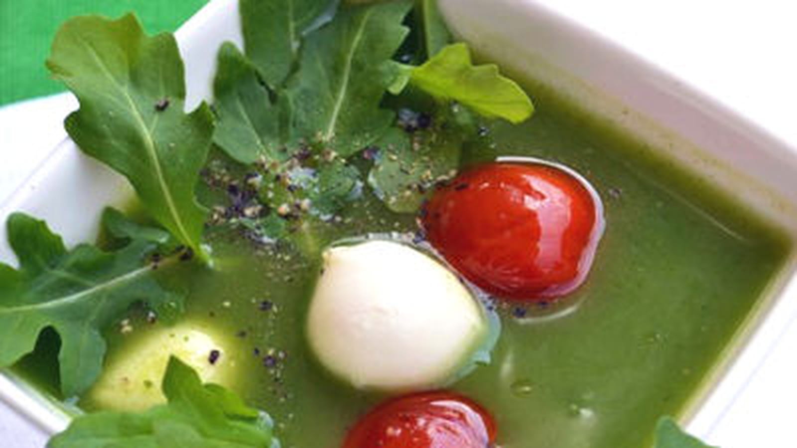 Soupe froide de roquette et courgette aux tomates cerise et à la mozzarella