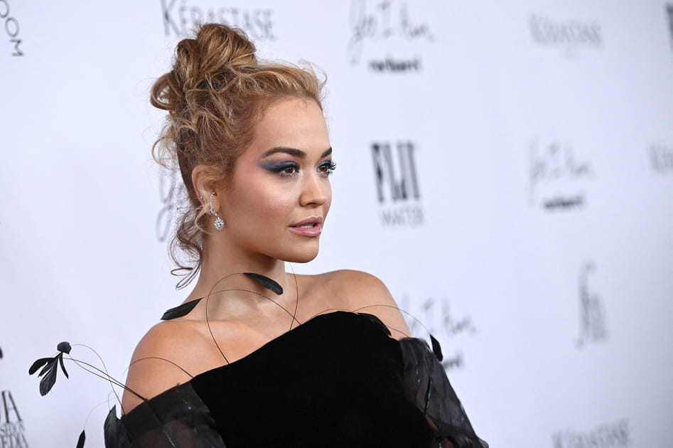 Les paillettes bleu acier de Rita Ora