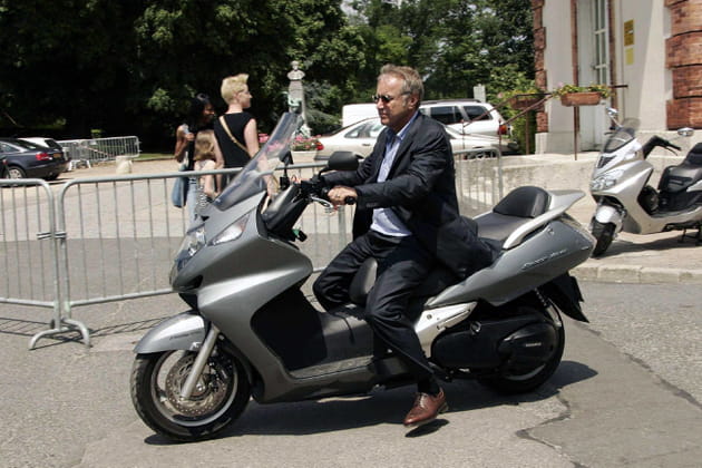 Yves Rénier sur sa bécane au baptême de Jade Hallyday en 2005