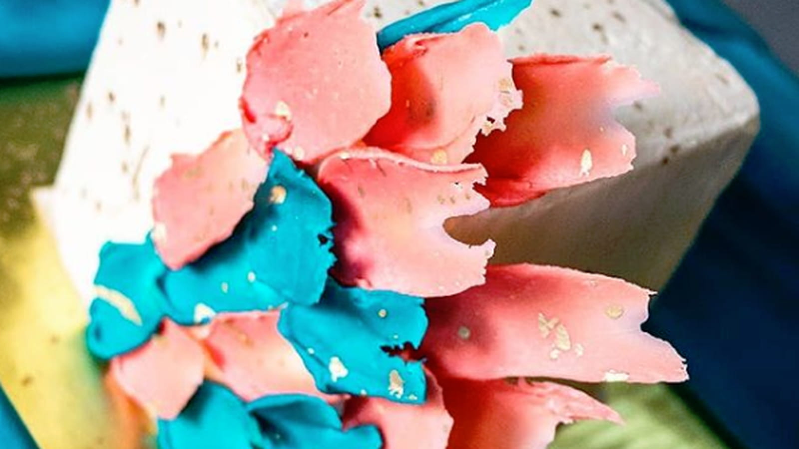 La brushstroke cake cubique