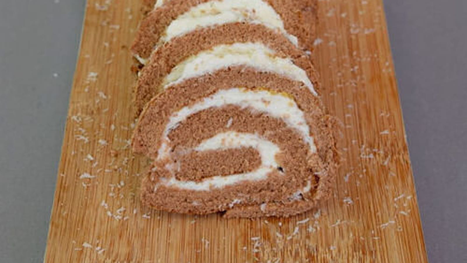 Gâteau roulé sans gluten au cacao et à la noix de coco 