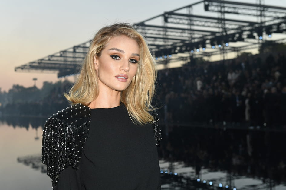 Le carr&eacute; mi-long brush&eacute; de Rosie Huntington-Whiteley