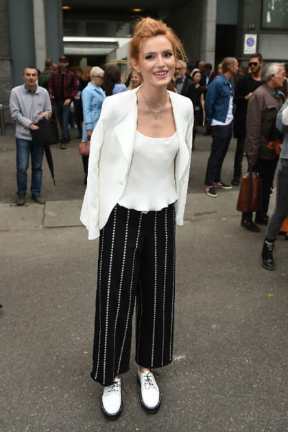 Bella Thorne, boyish au d&eacute;fil&eacute; Emporio Armani