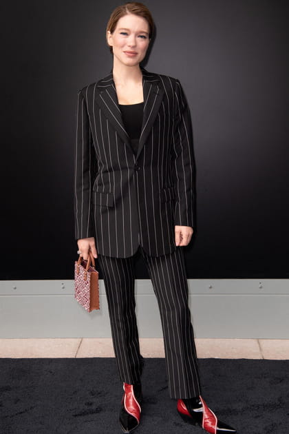 L&eacute;a Seydoux en costume ray&eacute; et mini sac &agrave; main Louis Vuitton