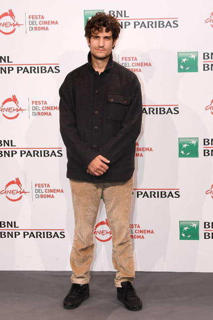 Louis Garrel en pantalon de velours crème et veste façon chemise épaisse