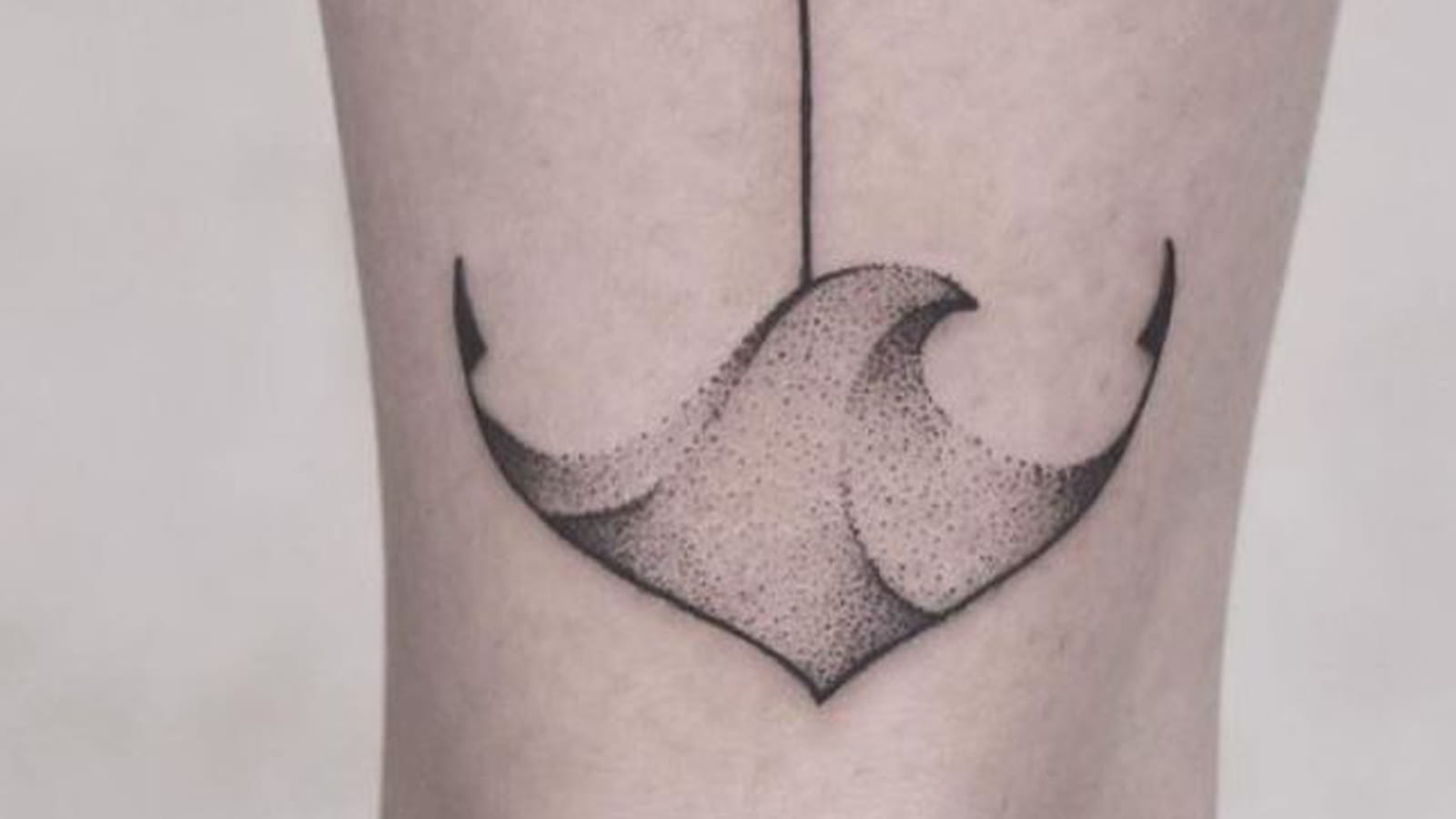 Ancre et vague sur la jambe