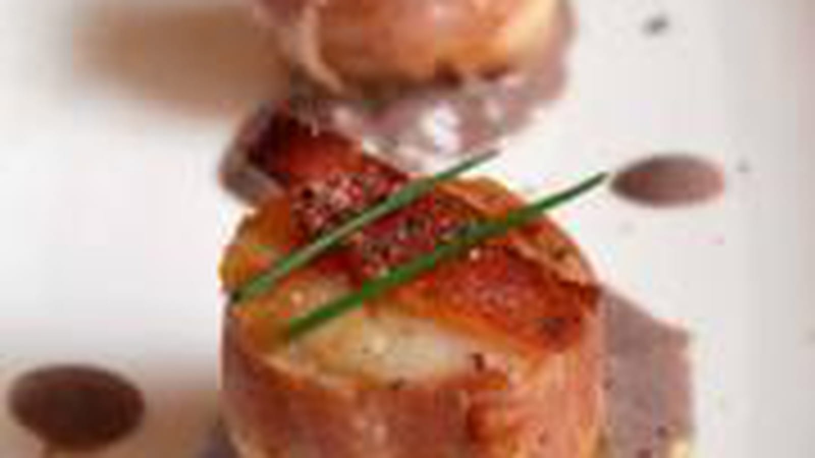Saint-Jacques poêlées au lard, sauce à la moutarde