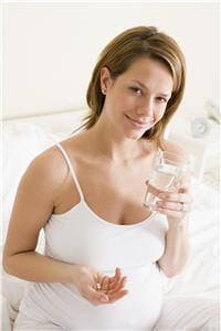 les femmes enceintes ne doivent jamais prendre de médicaments sans avis médical.