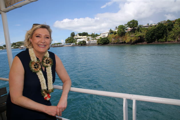 Marine Le Pen tout sourire sur l'&icirc;le de Mayotte