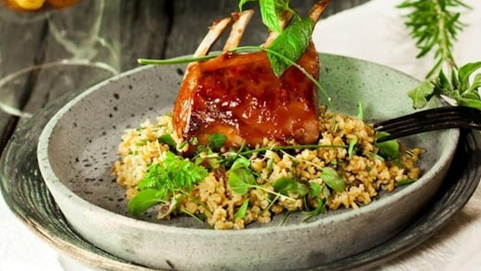Carré d'agneau irlandais laqué à la tomate