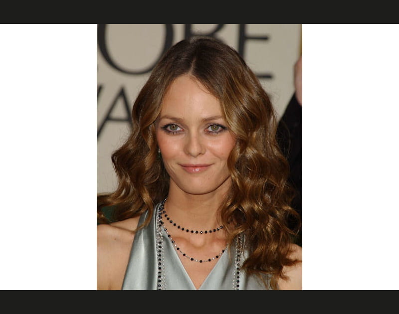 Vanessa Paradis, distingu&eacute;e avec ses cheveux wavy