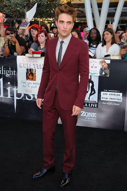 Robert Pattinson en costume bordeaux