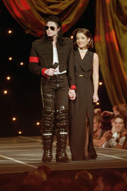 Lisa Marie Presley en ensemble noir