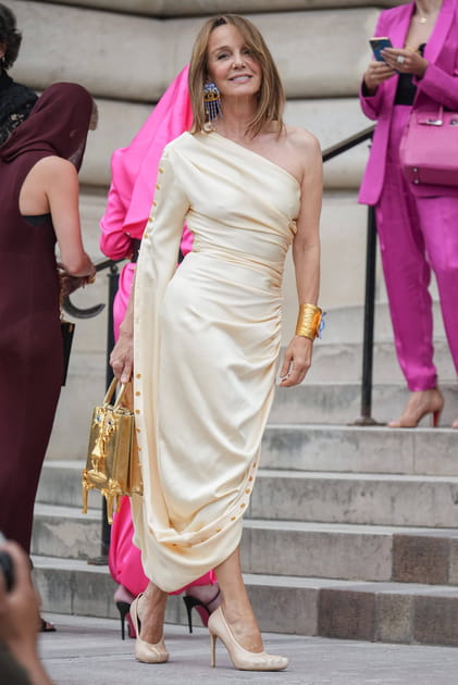 Philippine Leroy-Beaulieu en robe longue drapée blanc écru