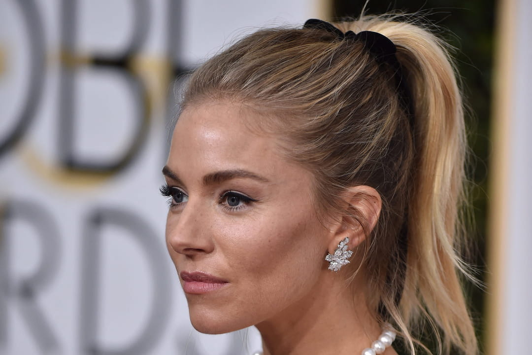 Sienna Miller avec un chouchou à ruban sur une queue-de-cheval