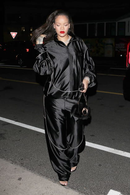 Rihanna en ensemble satiné