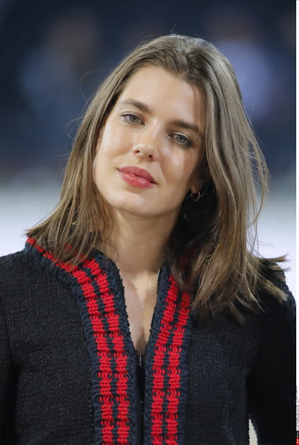 Le carr&eacute; aux &eacute;paules  de Charlotte Casiraghi