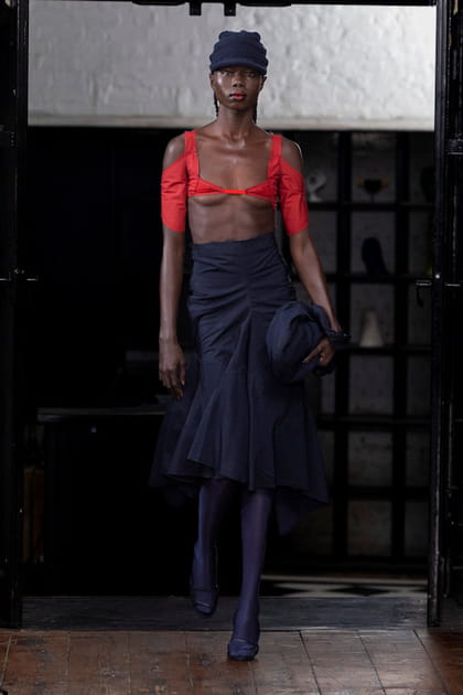 Top rouge &agrave; d&eacute;coupes et jupe bleue marine aper&ccedil;us sur le d&eacute;fil&eacute; Talia Byre