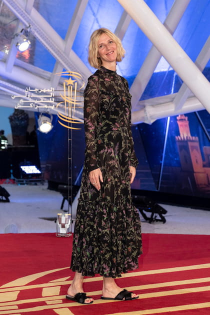 Sandrine Kiberlain en longue robe fleurie