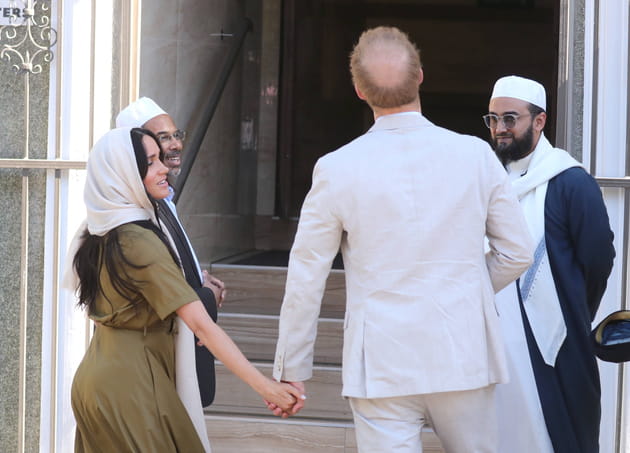 Meghan Markle et Harry (d&eacute;garni), main dans la main