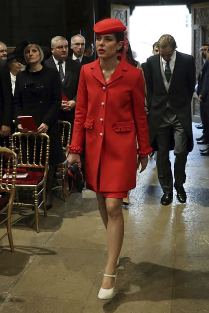Charlotte Casiraghi en ensemble rouge et escarpins blancs