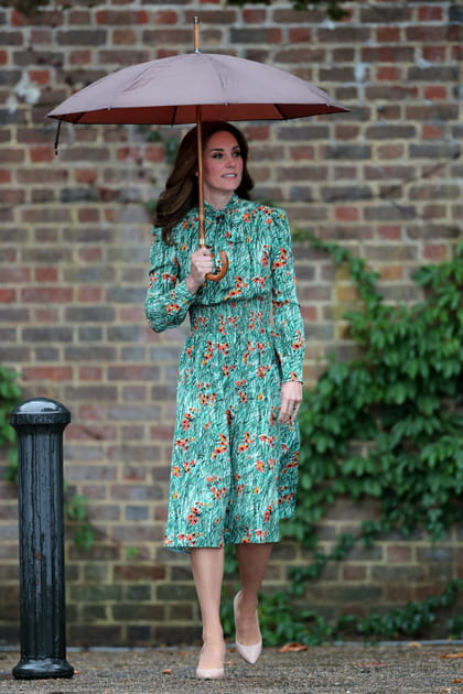 Kate Middleton&nbsp;en robe verte &agrave; fleurs cintr&eacute;e