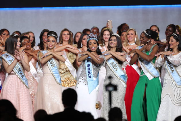 Toni-Ann Singh célèbre sa victoire avec les autres Miss