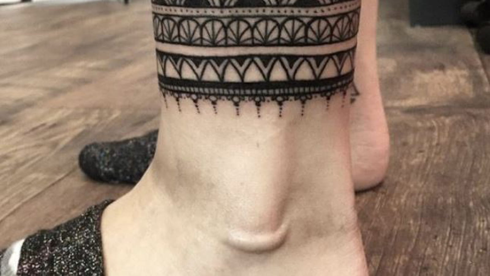 Tatouage tribal autour de la cheville