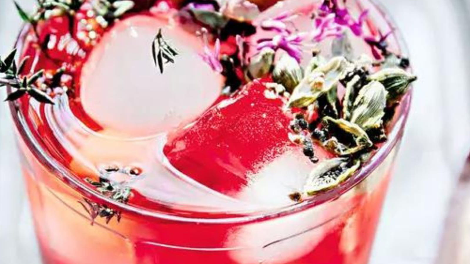 Jaipur : eau détox à la rose, cardamome, thym et hibiscus
