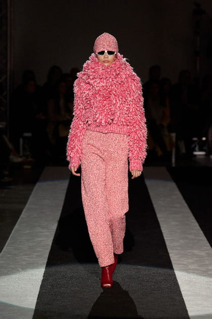 Pull &agrave; franges et pantalon rose aper&ccedil;us sur le d&eacute;fil&eacute; Missoni&nbsp;​​​​​​​