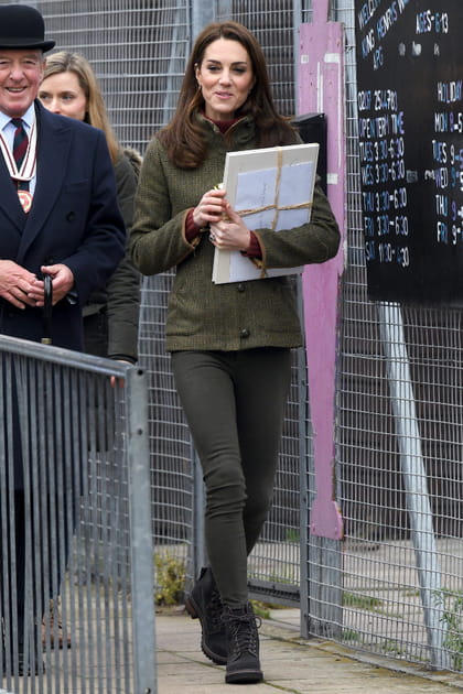 Kate Middleton en jean noir et coupe-vent