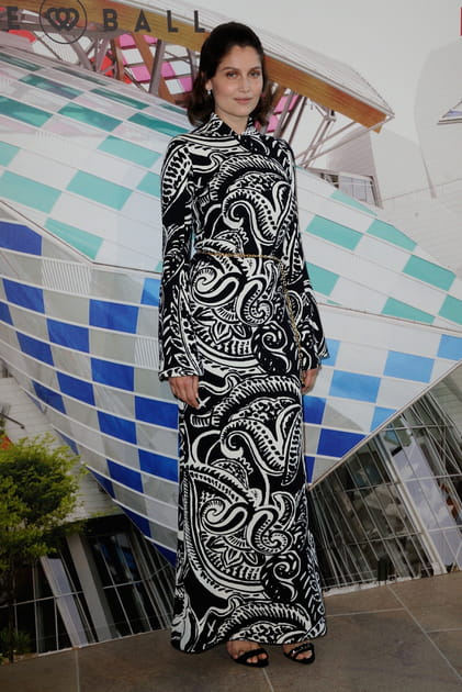 Laetitia Casta en robe bicolore &agrave; motifs et sandales noires