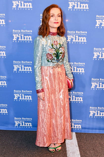 Isabelle Huppert en robe bicolore brodée de perles