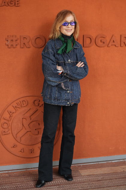 Isabelle Huppert en veste en jean brut et pantalon noir