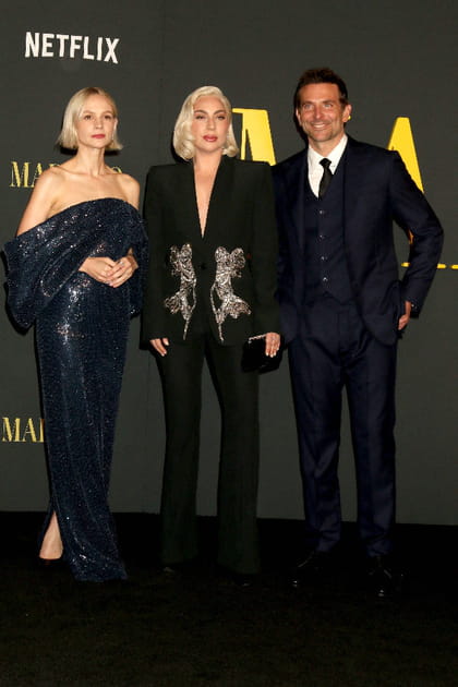 Lady Gaga en smoking noir à broderies dorées