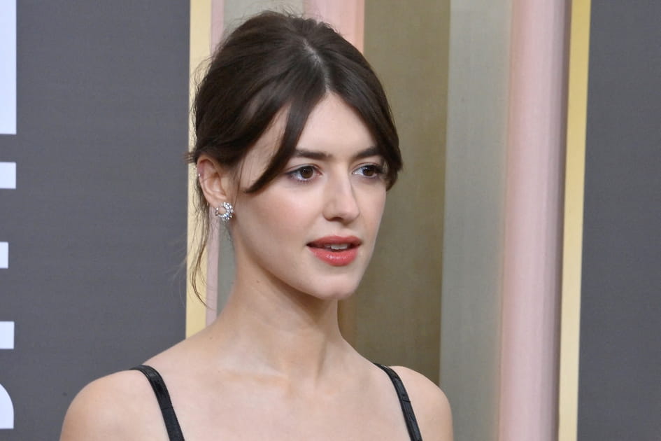 Le chignon facile de Daisy Edgar-Jones