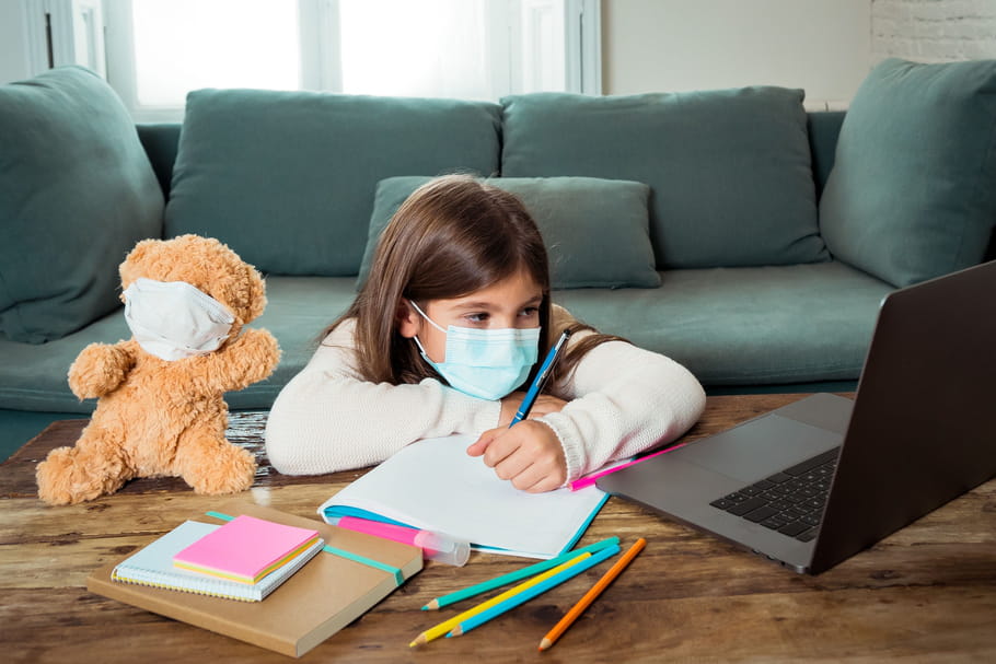 Enfant cas contact : définition, test, isolement, que faire ?