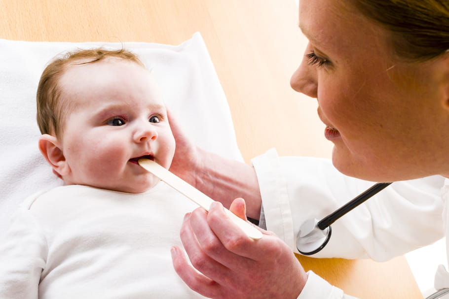 Bébé a mal à la gorge : que faire ?