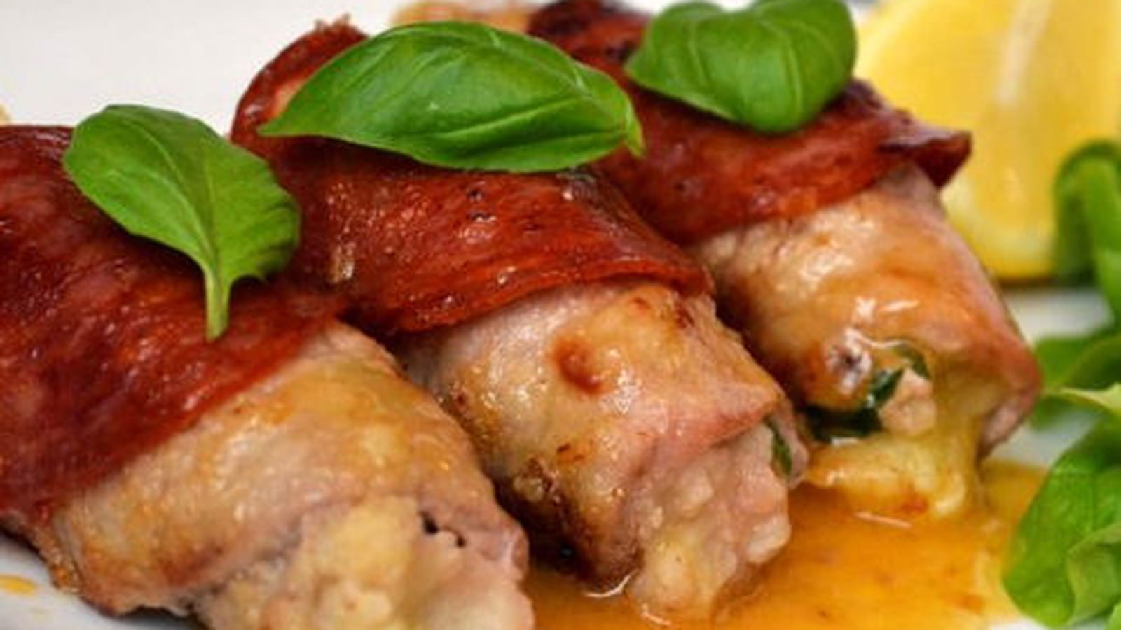 Involtini de veau et chorizo aux pommes de terre et basilic, sauce citronnée